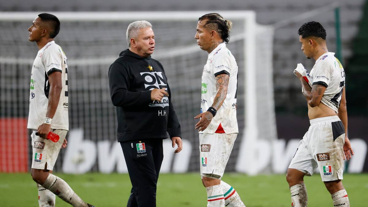 AMDEP6098. MANIZALES (COLOMBIA), 07/05/2025.- El entrenador de Once Caldas Hernán Darío Herrera (2-i) reacciona frente a Dayro Moreno (2-d) al final de un partido este miércoles, de la fase de grupos de la Copa Sudamericana entre Once Caldas y Unión Española en el estadio Palogrande en Manizales (Colombia). EFE/ Mauricio Dueñas Castañeda