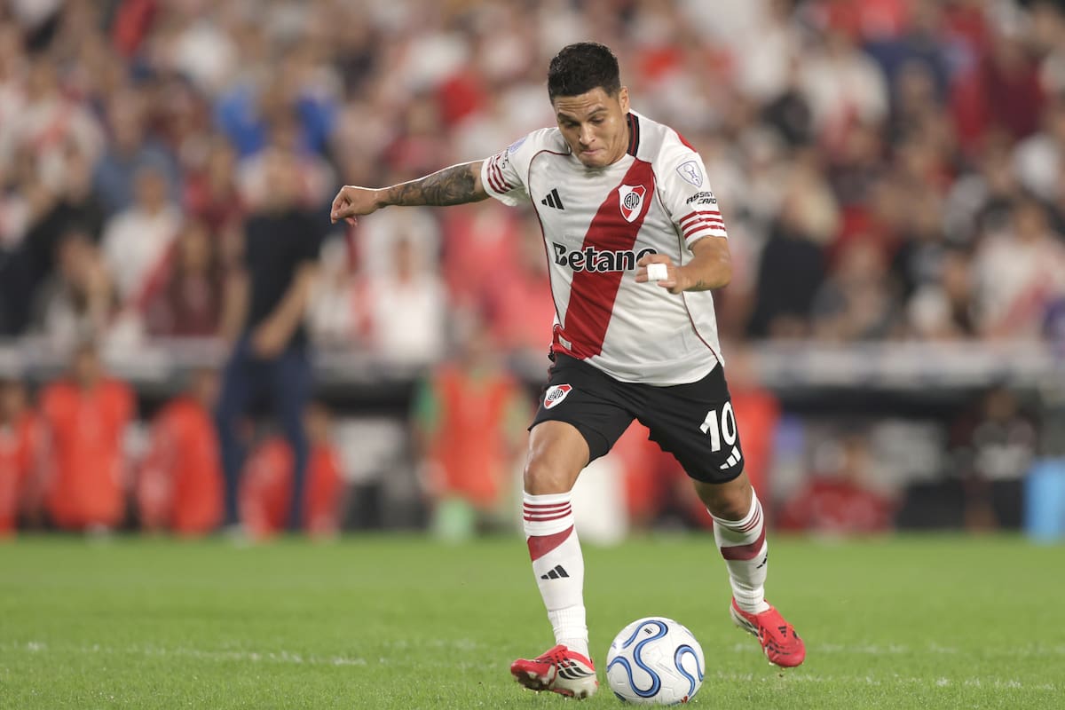 AME3876. BUENOS AIRES (ARGENTINA), 15/04/2026.- Juan Fernando Quintero de River Plate controla el balón este miércoles, durante un partido de la fase de grupos de la Copa Sudamericana entre River Plate y Carabobo en el estadio Monumental en Buenos Aires (Argentina). EFE/ Adan González