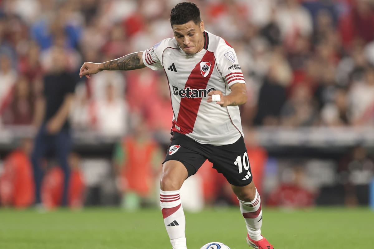 AME3876. BUENOS AIRES (ARGENTINA), 15/04/2026.- Juan Fernando Quintero de River Plate controla el balón este miércoles, durante un partido de la fase de grupos de la Copa Sudamericana entre River Plate y Carabobo en el estadio Monumental en Buenos Aires (Argentina). EFE/ Adan González