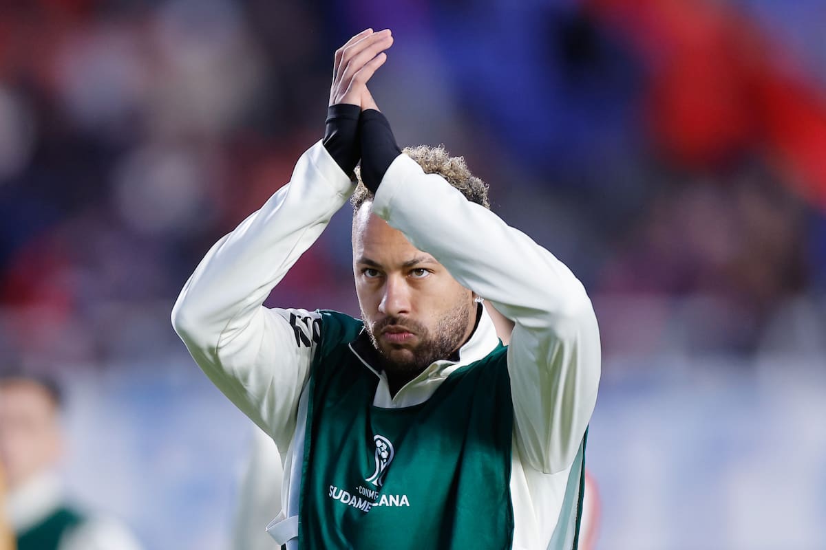 AME7343. BUENOS AIRES (ARGENTINA), 28/04/2026.- Neymar de Santos calienta este martes, previo a un partido de la fase de grupos de la Copa Sudamericana entre San Lorenzo y Santos en el estadio Pedro Bidegain, en Buenos Aires (Argentina). EFE/ Juan Ignacio Roncoroni