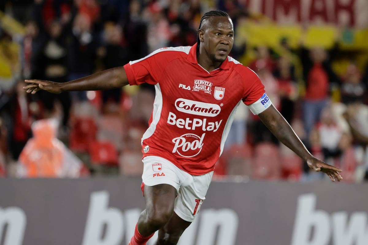 AME2293. BOGOTÁ (COLOMBIA), 23/07/2026.- Hugo Rodallega de Santa Fe celebra un gol este jueves, en un partido de la Copa Sudamericana entre Santa Fe y Caracas en el estadio El Campín, en Bogotá (Colombia). EFE/ Carlos Ortega