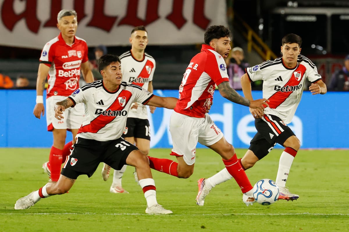 GR3008. BOGOTÁ (COLOMBIA), 19/08/2026.- Nahuel Bustos (c) de Santa Fe disputa el balón con Facundo Gonzalez (i) de River Plate este miércoles, en el partido de ida por los octavos de final de la Copa Sudamericana entre Santa Fe y River Plate en el estadio El Campín, en Bogotá (Colombia). EFE/ Mauricio Dueñas Castañeda