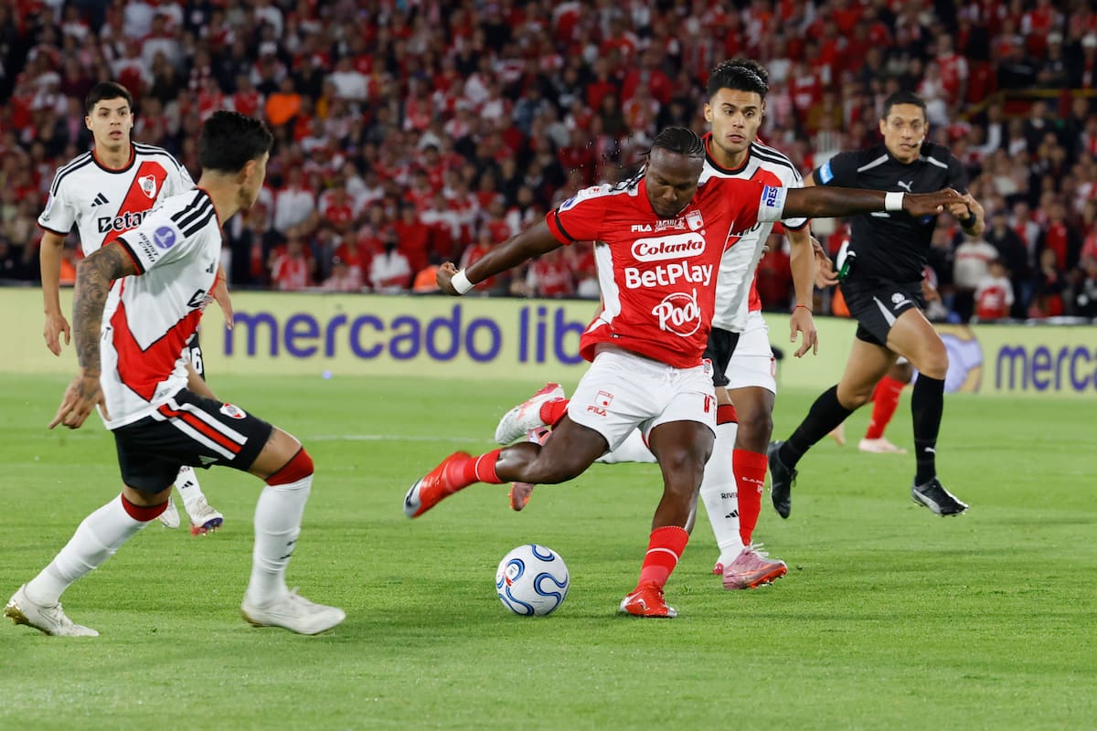 GR3008. BOGOTÁ (COLOMBIA), 19/08/2026.- Hugo Rodallega (c) de Santa Fe le pega al balón este miércoles, en el partido de ida por los octavos de final de la Copa Sudamericana entre Santa Fe y River Plate en el estadio El Campín, en Bogotá (Colombia). EFE/ Mauricio Dueñas Castañeda