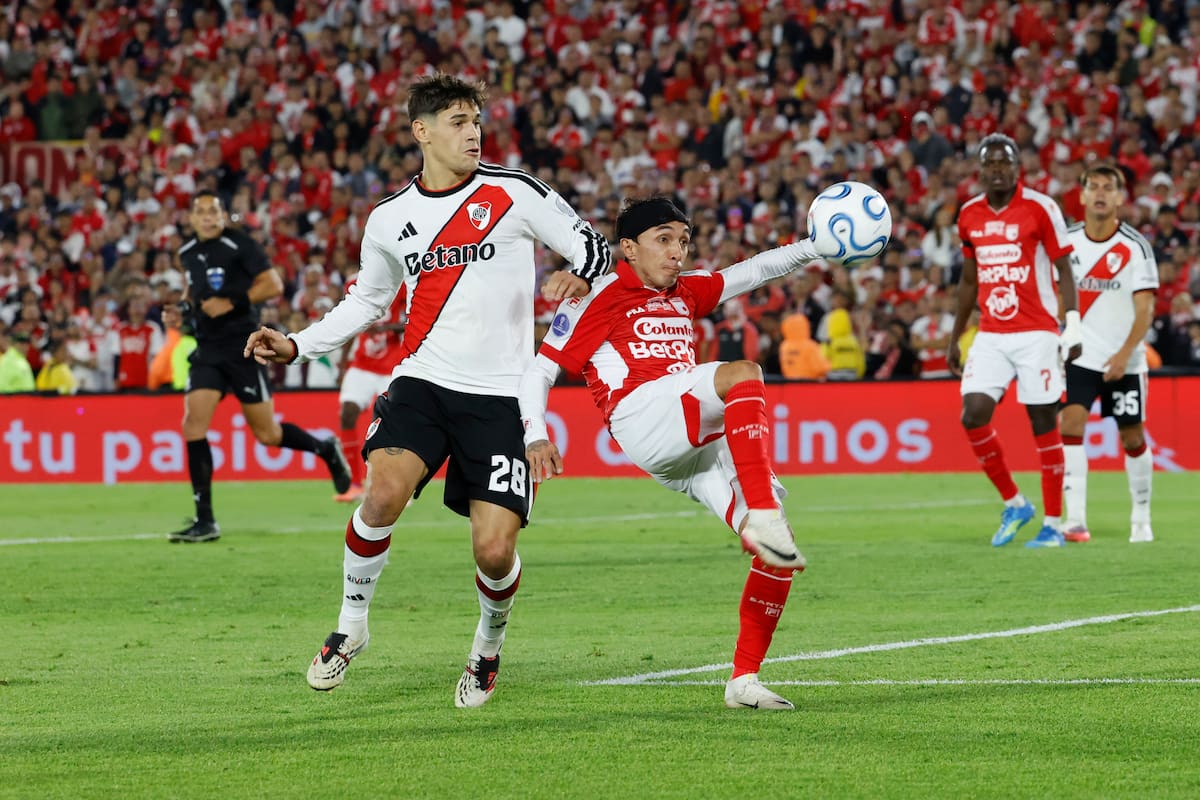 GR3008. BOGOTÁ (COLOMBIA), 19/08/2026.- Omar Frasica (d) de Santa Fe disputa el balón con Lucas Martínez este miércoles, en el partido de ida por los octavos de final de la Copa Sudamericana entre Santa Fe y River Plate en el estadio El Campín, en Bogotá (Colombia). EFE/ Mauricio Dueñas Castañeda