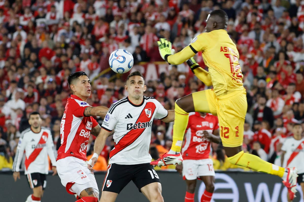 GR3008. BOGOTÁ (COLOMBIA), 19/08/2026.- Weimar Asprilla (d) de Santa Fe disputa el balón con Rafael Santos Borré de River Plate este miércoles, en el partido de ida por los octavos de final de la Copa Sudamericana entre Santa Fe y River Plate en el estadio El Campín, en Bogotá (Colombia). EFE/ Mauricio Dueñas Castañeda