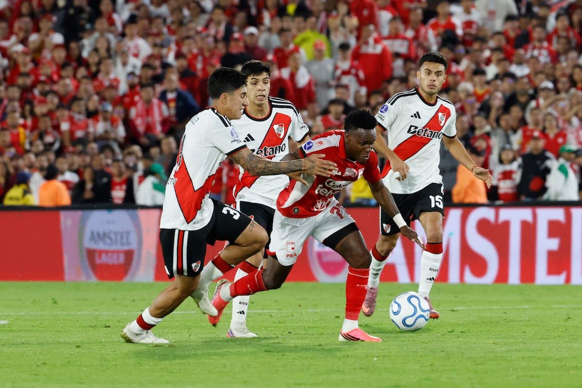 GR3008. BOGOTÁ (COLOMBIA), 19/08/2026.- Jáder Obrian (d) de Santa Fe disputa el balón con Facundo González (i) de River Plate este miércoles, en el partido de ida por los octavos de final de la Copa Sudamericana entre Santa Fe y River Plate en el estadio El Campín, en Bogotá (Colombia). EFE/ Mauricio Dueñas Castañeda