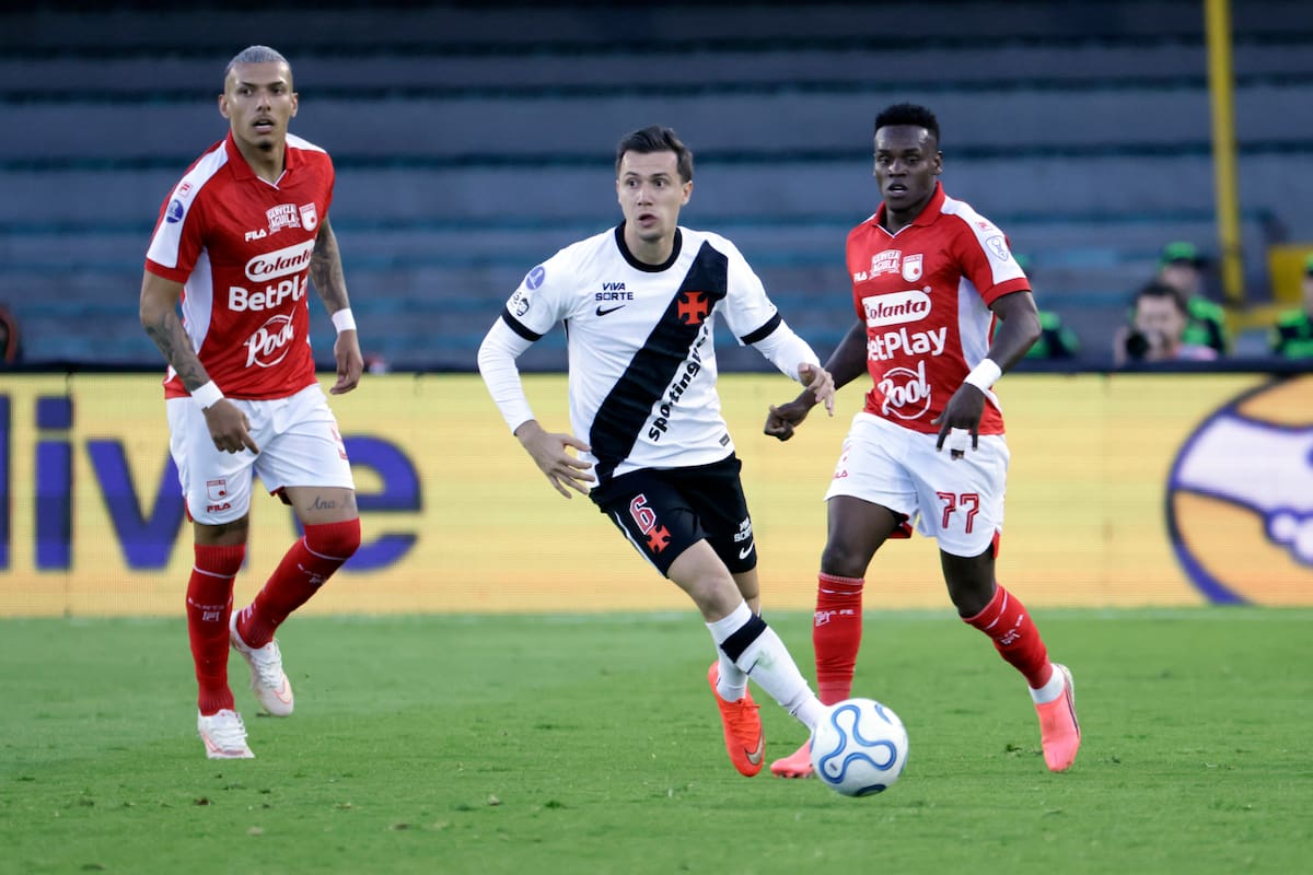 AMDEP1730. BOGOTÁ (COLOMBIA), 08/09/2026.- Lucas Piton de Vasco da Gama controla el balón este martes, en el partido de ida de cuartos de final de la Copa Sudamericana entre Santa Fe y Vasco da Gama en el estadio El Campín, en Bogotá (Colombia). EFE/ Carlos Ortega