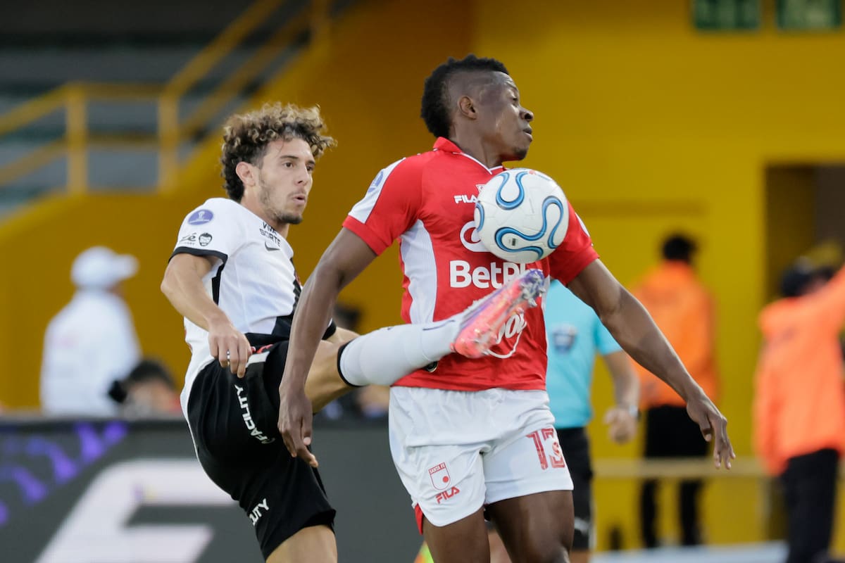 AMDEP1730. BOGOTÁ (COLOMBIA), 08/09/2026.- Helibelton Palacios (d) de Santa Fe disputa el balón con Nuno Moreira de Vasco da Gama este martes, en el partido de ida de cuartos de final de la Copa Sudamericana entre Santa Fe y Vasco da Gama en el estadio El Campín, en Bogotá (Colombia). EFE/ Carlos Ortega