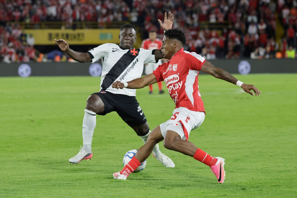 AMDEP1730. BOGOTÁ (COLOMBIA), 08/09/2026.- Emerson Rodríguez (d) de Santa Fe disputa el balón con Marino Hinestroza de Vasco da Gama este martes, en el partido de ida de cuartos de final de la Copa Sudamericana entre Santa Fe y Vasco da Gama en el estadio El Campín, en Bogotá (Colombia). EFE/ Carlos Ortega