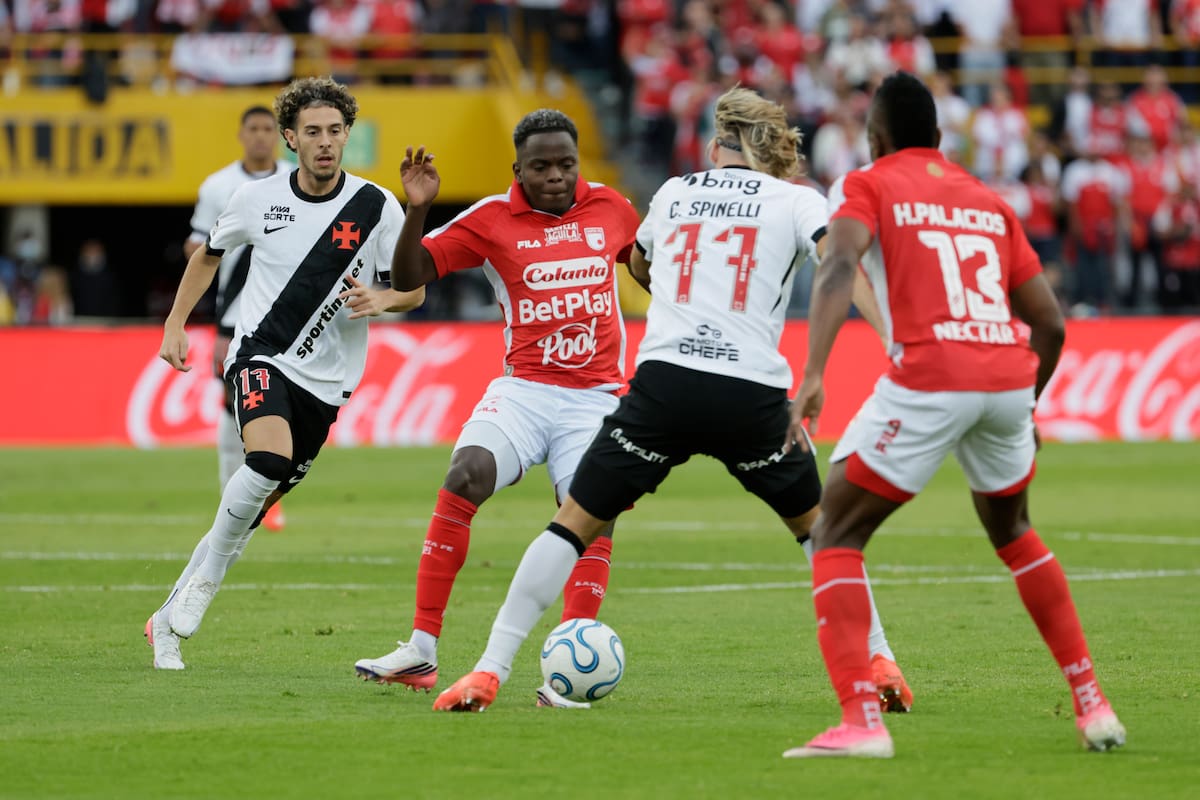 AMDEP1730. BOGOTÁ (COLOMBIA), 08/09/2026.- Jhojan Torres (c-i) de Santa Fe disputa el balón con Claudio Spinelli (c-d) de Vasco da Gama este martes, en el partido de ida de cuartos de final de la Copa Sudamericana entre Santa Fe y Vasco da Gama en el estadio El Campín, en Bogotá (Colombia). EFE/ Carlos Ortega