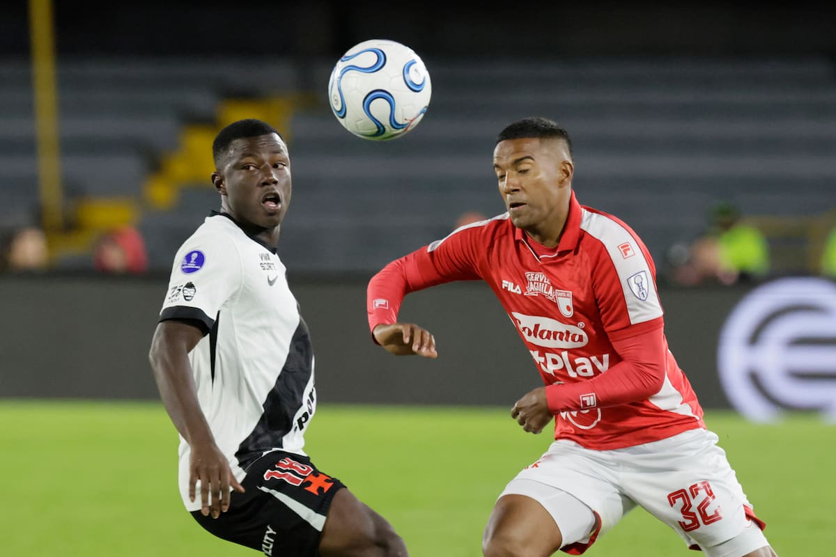 AMDEP1730. BOGOTÁ (COLOMBIA), 08/09/2026.- Christian Mafla (d) de Santa Fe disputa el balón con Marino Hinestroza de Vasco da Gama este martes, en el partido de ida de cuartos de final de la Copa Sudamericana entre Santa Fe y Vasco da Gama en el estadio El Campín, en Bogotá (Colombia). EFE/ Carlos Ortega