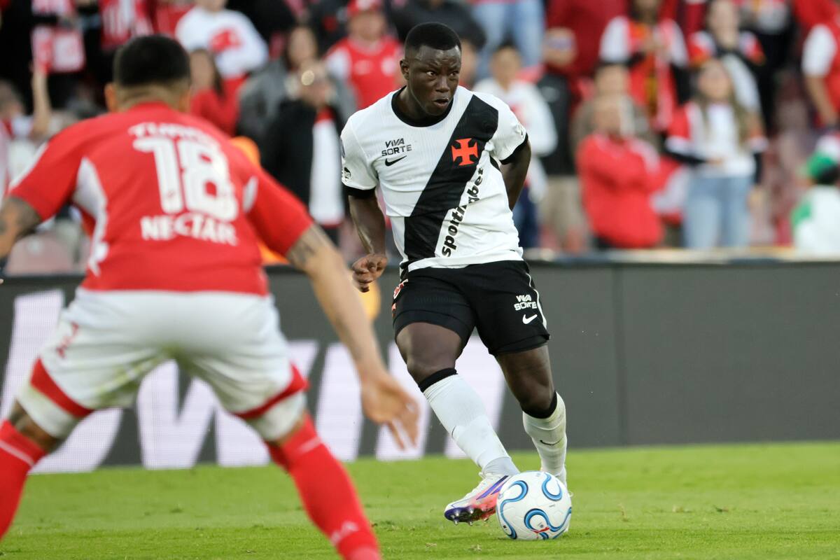 AMDEP1730. BOGOTÁ (COLOMBIA), 08/09/2026.- Marino Hinestroza de Vasco da Gama controla el balón este martes, en el partido de ida de cuartos de final de la Copa Sudamericana entre Santa Fe y Vasco da Gama en el estadio El Campín, en Bogotá (Colombia). EFE/ Carlos Ortega