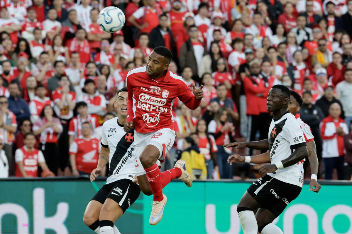 AMDEP1730. BOGOTÁ (COLOMBIA), 08/09/2026.- Christian Mafla (c) de Santa Fe cabecea el balón este martes, en el partido de ida de cuartos de final de la Copa Sudamericana entre Santa Fe y Vasco da Gama en el estadio El Campín, en Bogotá (Colombia). EFE/ Carlos Ortega