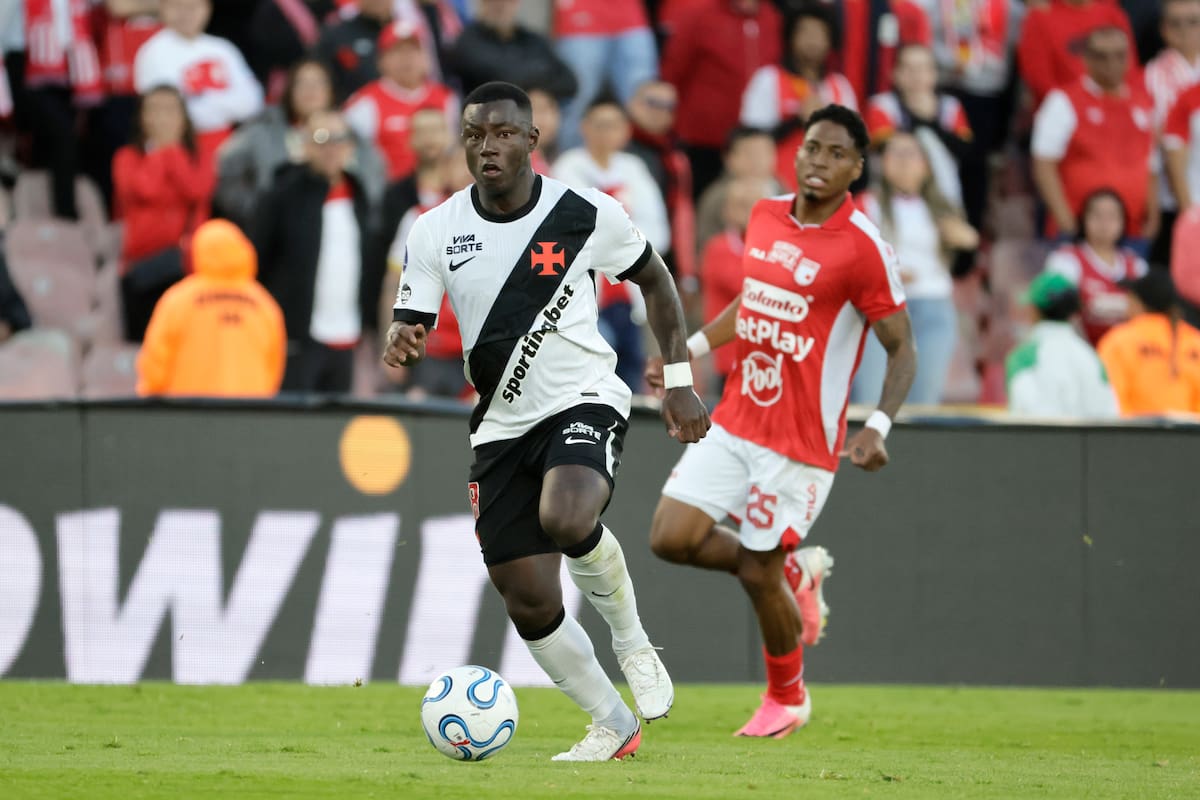 AMDEP1730. BOGOTÁ (COLOMBIA), 08/09/2026.- Marino Hinestroza de Vasco da Gama controla el balón este martes, en el partido de ida de cuartos de final de la Copa Sudamericana entre Santa Fe y Vasco da Gama en el estadio El Campín, en Bogotá (Colombia). EFE/ Carlos Ortega