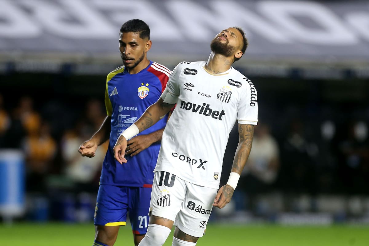AME4210. SANTOS (BRASIL), 28/07/2026.- Neymar (d) de Santos reacciona este martes, en un partido de la Copa Sudamericana entre Santos y Universidad Central en el estadio Urbano Caldeira en Santos (Brasil). EFE/ Guilherme Dionizio