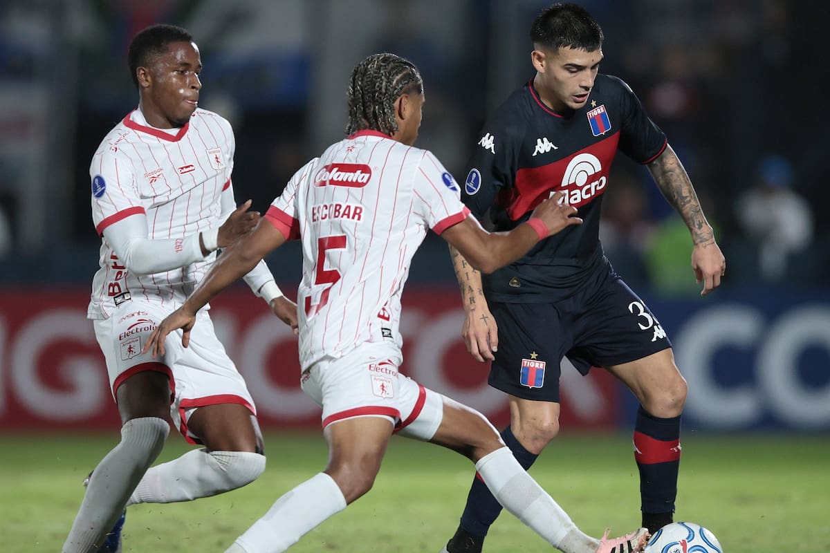 AME8241. VICTORIA (ARGENTINA), 30/04/2026.- Elías Cabrera (d) de Tigre disputa un balón con Jan Lucumí (i) y Josen Escobar de América este jueves, en un partido de la fase de grupos de la Copa Sudamericana entre Tigre y América en el estadio José Dellagiovanna en Victoria (Argentina). EFE/ Adán González