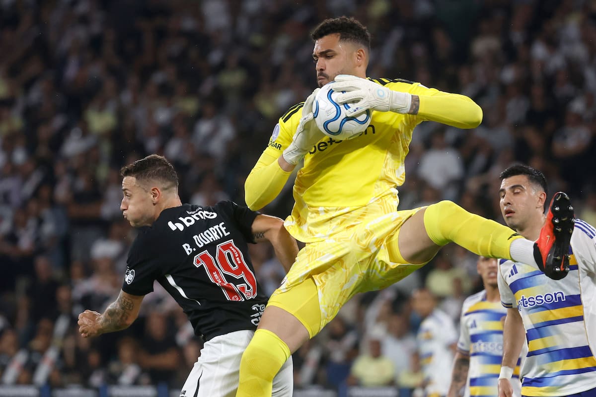 AMDEP4409. RÍO DE JANEIRO (BRASIL), 20/10/2026.- Bruno Duarte (i) de Vasco disputa el balón con Álvaro Montero de Boca este martes, en el partido de vuelta de las semifinales de la Copa Sudamericana entre Vasco Da Gama y Boca Juniors en el estadio Maracaná en Río de Janeiro (Brasil). EFE/ Antonio Lacerda