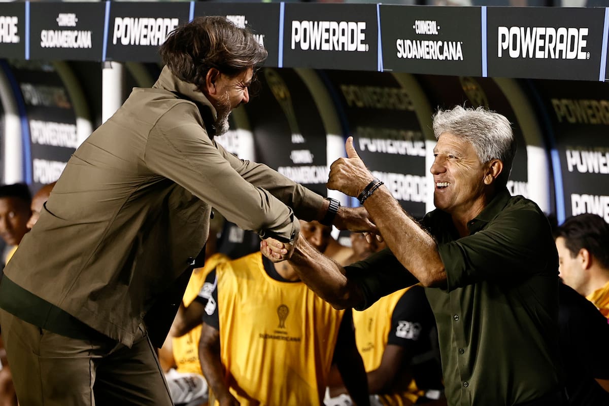 AME3475. RÍO DE JANEIRO (BRASIL), 14/04/2026.- El entrenador de Vasco de Gama, Renato Gaúcho (d) saluda al entrenador de Audax Italiano, Gustavo Alberto Lema (i) este martes, previo a un partido de la fase de grupos de la Copa Sudamericana entre Vasco de Gama y Audax Italiano en el estadio São Januário en Río de Janeiro (Brasil). EFE/ André Coelho