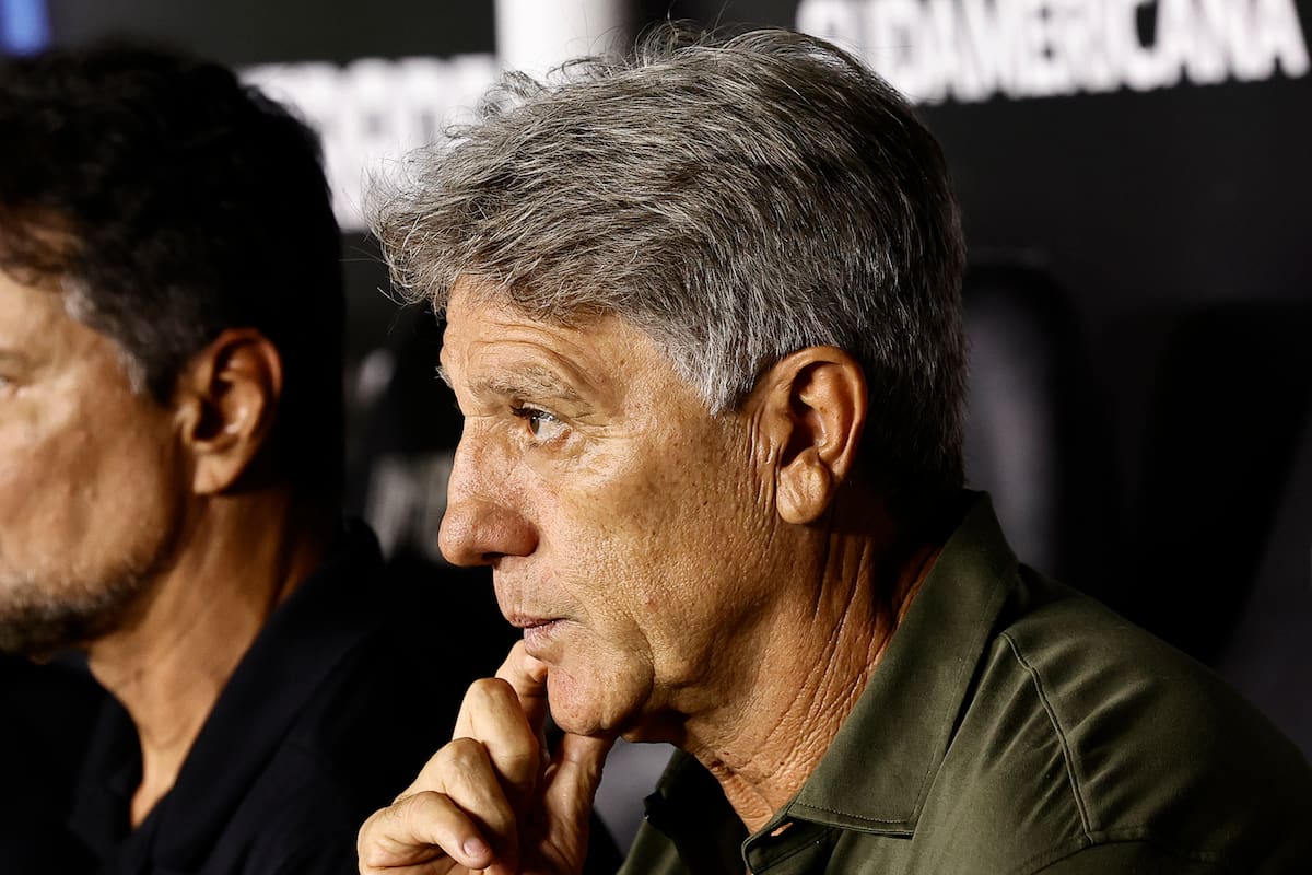 AME3477. RÍO DE JANEIRO (BRASIL), 14/04/2026.- El entrenador de Vasco de Gama, Renato Gaúcho (d) reacciona este martes, previo a un partido de la fase de grupos de la Copa Sudamericana entre Vasco de Gama y Audax Italiano en el estadio São Januário en Río de Janeiro (Brasil). EFE/ André Coelho