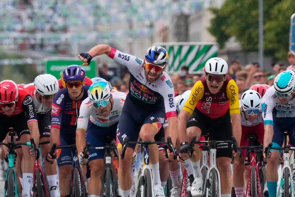 COPENHAGEN (Denmark), 22/06/2025.- Belgian rider Jordi Meeus (C) of Red Bull - BORA - hansgrohe wins the Copenhagen Sprint one-day cycling race, over 235.6km from Roskilde to Copenhagen, Denmark, 22 June 2025. (Ciclismo, Dinamarca, Copenhague) EFE/EPA/Ida Marie Odgaard DENMARK OUT