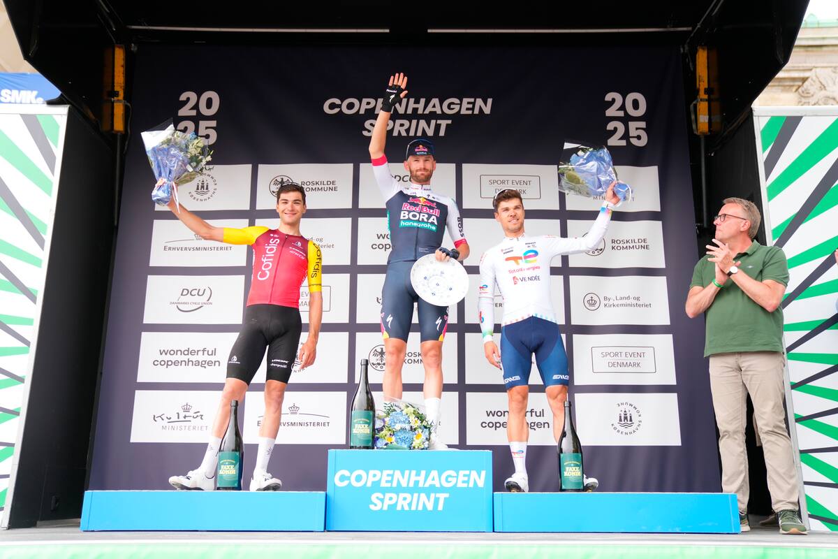 COPENHAGEN (Denmark), 22/06/2025.- (L-R) Second placed French rider Alexis Renard of Cofidis, winner Belgian rider Jordi Meeus of Red Bull - BORA - hansgrohe and third placed Emilien Jeanniere of Team TotalEnergies celebrate on the podium after the Copenhagen Sprint one-day cycling race, over 235.6km from Roskilde to Copenhagen, Denmark, 22 June 2025. (Ciclismo, Dinamarca, Copenhague) EFE/EPA/Ida Marie Odgaard DENMARK OUT