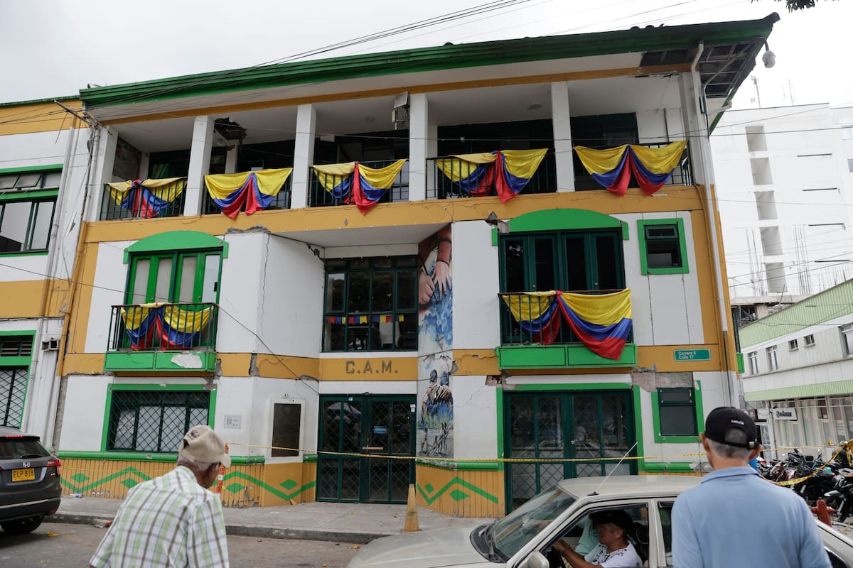 ACOMPAÑA CRÓNICA: COLOMBIA TERREMOTO AME153. SALENTO (COLOMBIA), 18/08/2026.- Fotografía del 16 de agosto de 2026 que muestra una vivienda con daños causados por el terremoto de magnitud 7,4 del pasado 10 de agosto, en Salento (Colombia). Salento, el corazón turístico de la región colombiana del Eje Cafetero, sufrió pocos daños materiales por el terremoto, pero sus habitantes están preocupados porque viven del turismo y el sismo que devastó esta zona del país ha alejado, de momento, a los visitantes que mueven su economía. EFE/ Carlos Ortega