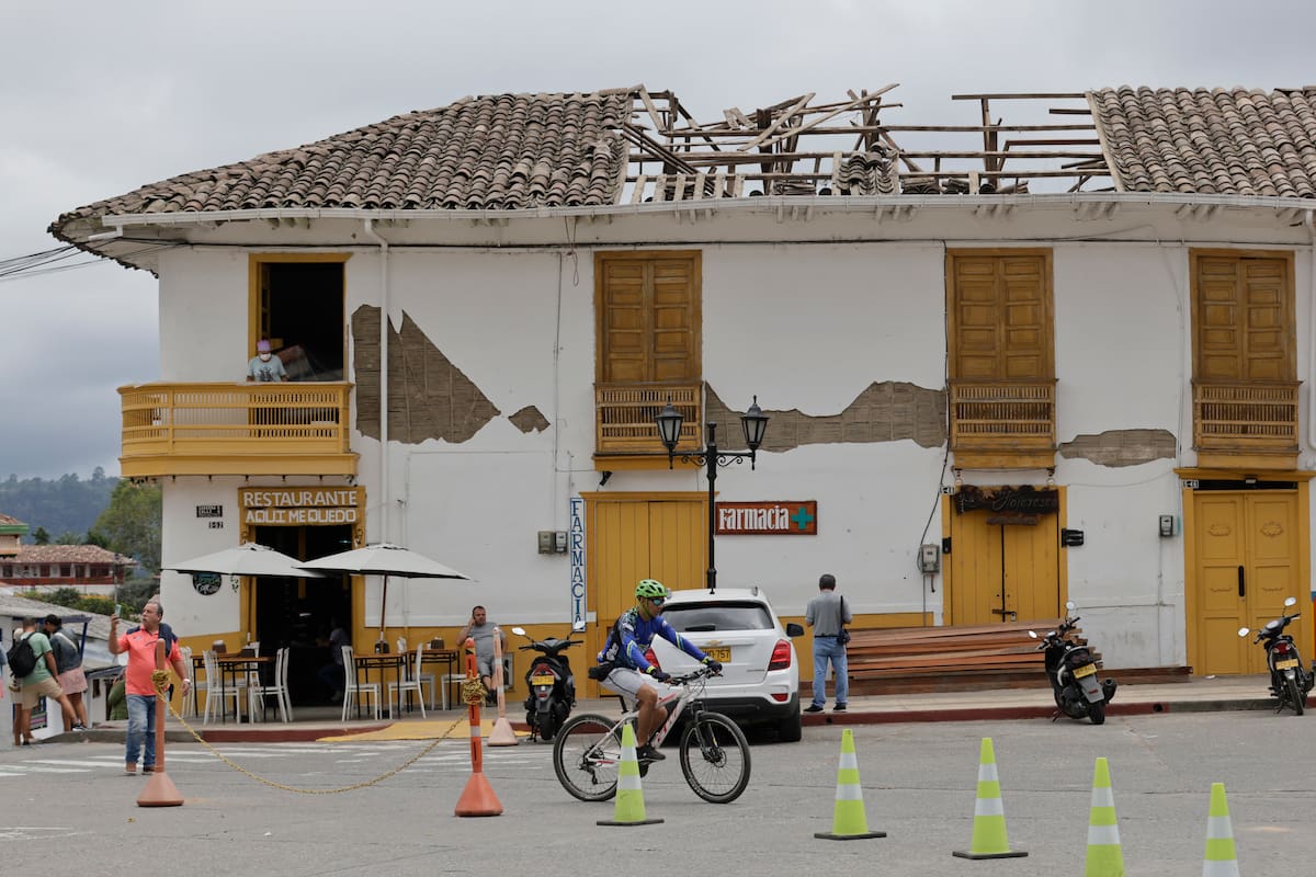 ACOMPAÑA CRÓNICA: COLOMBIA TERREMOTO AME153. SALENTO (COLOMBIA), 18/08/2026.- Fotografía del 16 de agosto de 2026 que muestra una vivienda con daños causados por el terremoto de magnitud 7,4 del pasado 10 de agosto, en Salento (Colombia). Salento, el corazón turístico de la región colombiana del Eje Cafetero, sufrió pocos daños materiales por el terremoto, pero sus habitantes están preocupados porque viven del turismo y el sismo que devastó esta zona del país ha alejado, de momento, a los visitantes que mueven su economía. EFE/ Carlos Ortega
