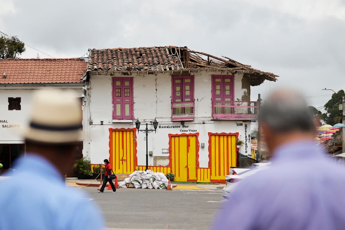ACOMPAÑA CRÓNICA: COLOMBIA TERREMOTO AME153. SALENTO (COLOMBIA), 18/08/2026.- Fotografía del 16 de agosto de 2026 que muestra una vivienda con daños causados por el terremoto de magnitud 7,4 del pasado 10 de agosto, en Salento (Colombia). Salento, el corazón turístico de la región colombiana del Eje Cafetero, sufrió pocos daños materiales por el terremoto, pero sus habitantes están preocupados porque viven del turismo y el sismo que devastó esta zona del país ha alejado, de momento, a los visitantes que mueven su economía. EFE/ Carlos Ortega