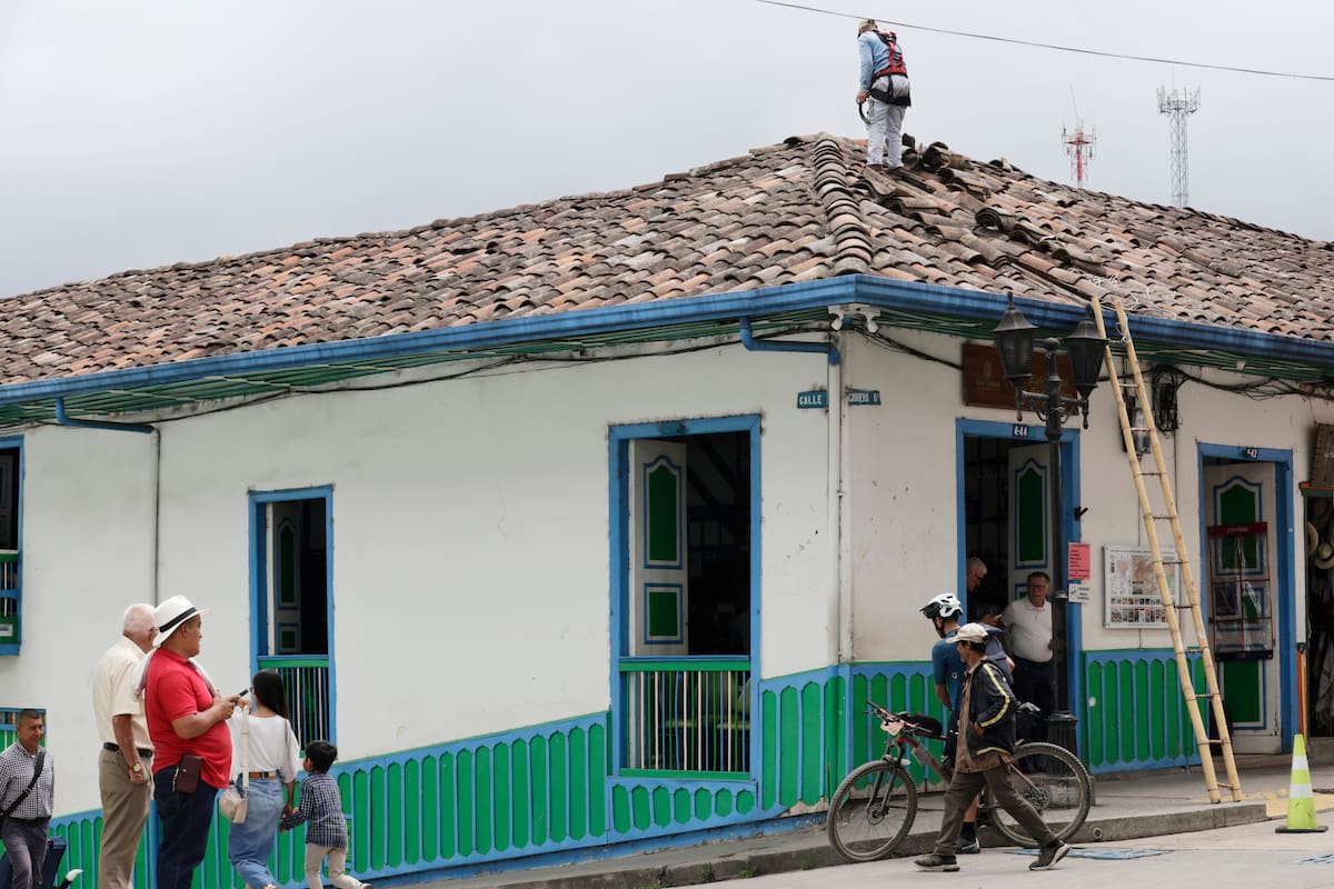 ACOMPAÑA CRÓNICA: COLOMBIA TERREMOTO AME153. SALENTO (COLOMBIA), 18/08/2026.- Fotografía del 16 de agosto de 2026 que muestra una vivienda con daños causados por el terremoto de magnitud 7,4 del pasado 10 de agosto, en Salento (Colombia). Salento, el corazón turístico de la región colombiana del Eje Cafetero, sufrió pocos daños materiales por el terremoto, pero sus habitantes están preocupados porque viven del turismo y el sismo que devastó esta zona del país ha alejado, de momento, a los visitantes que mueven su economía. EFE/ Carlos Ortega