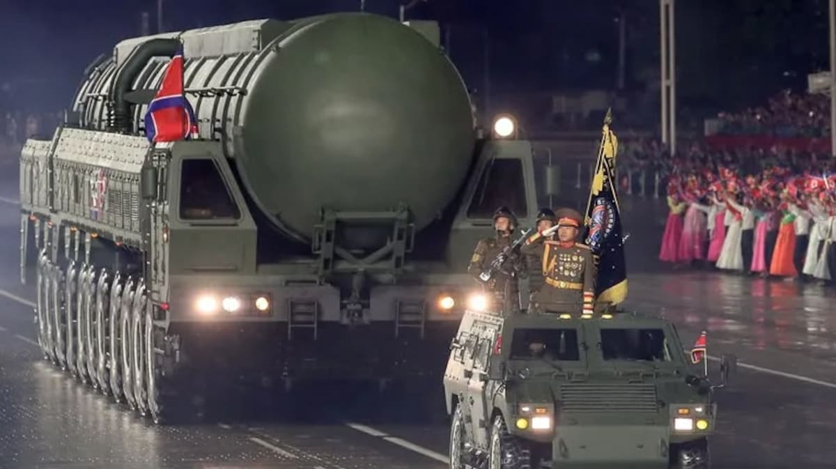 Una fotografía difundida por la agencia oficial de noticias coreana KCNA muestra un nuevo misil balístico intercontinental (ICBM) durante un desfile militar con motivo del 80.º aniversario de la fundación del Partido de los Trabajadores de Corea. KCNA | EFE