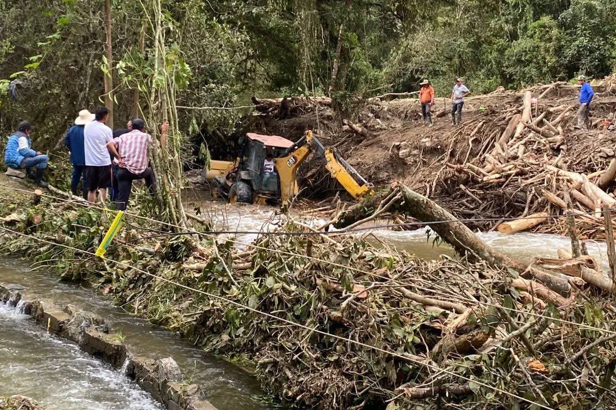 Maquinaria amarilla de la alcaldía de Coromoro y el trabajo de la comunidad ayudó a restablecer el cauce del río.