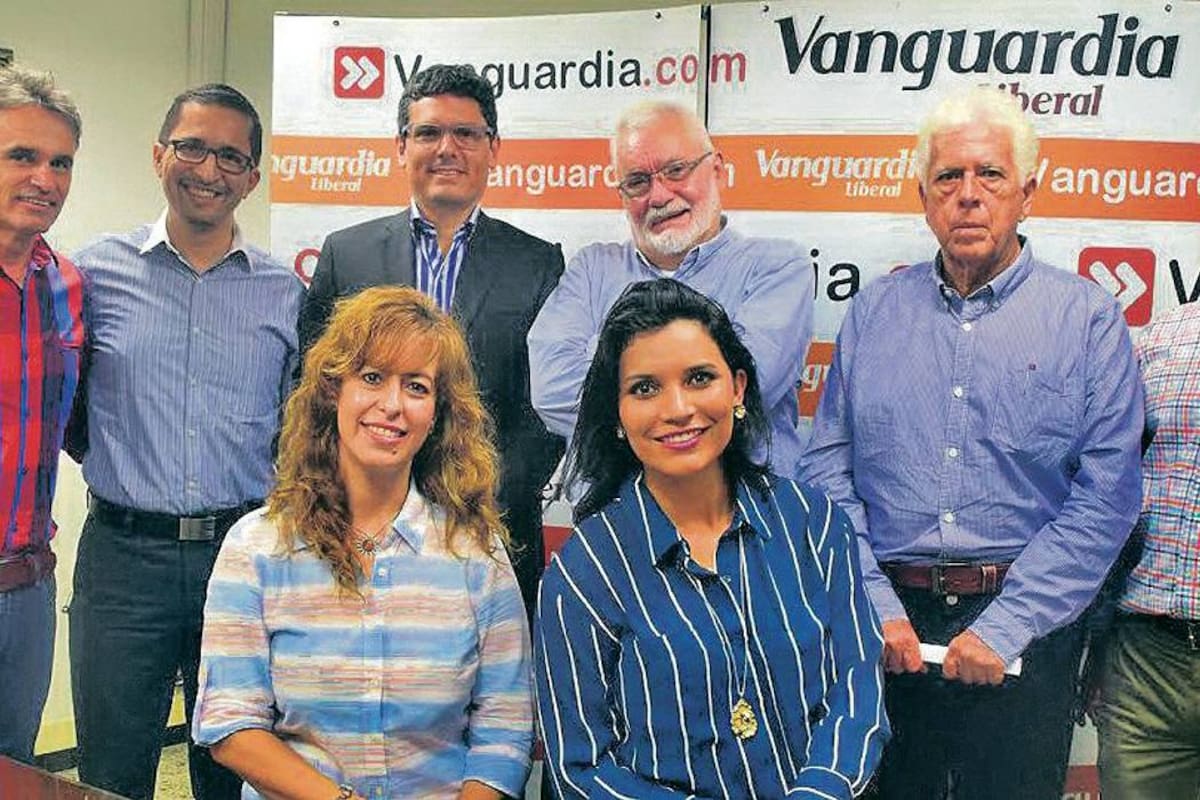 Euclides Kilô Ardila, periodista de Vanguardia Liberal; César Darío Guerrero, líder de Unab Creativa; José Roberto Álvarez, director ejecutivo de Acopi Santander; Gustavo Sorzano, creador del premio Innovadores de América; Sergio Rangel Consuegra, Nelson Prieto, Paula Piñeros y María Fernanda Díaz, gestora de Innovación y Transferencia en la Universidad Pontificia Bolivariana, UPB . (Foto: Alexis Gómez / VANGUARDIA LIBERAL)