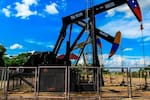 ¡Qué peligro! Joven fue grabado mientras se balanceaba en un machín de Ecopetrol en Barrancabermeja