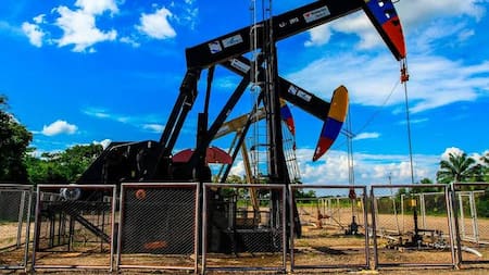 ¡Qué peligro! Joven fue grabado mientras se balanceaba en un machín de Ecopetrol en Barrancabermeja