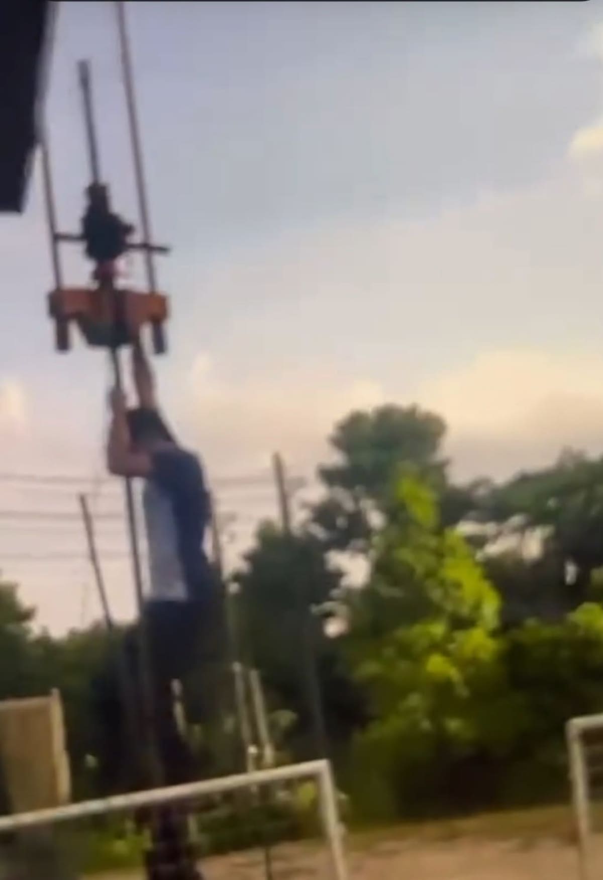 n joven, al parecer menor de edad, fue grabado mientras se sujetaba de un balancín de Ecopetrol y se movía con el equipo durante su funcionamiento, en una zona petrolera del corregimiento El Centro.
Suministrada/Vanguardia