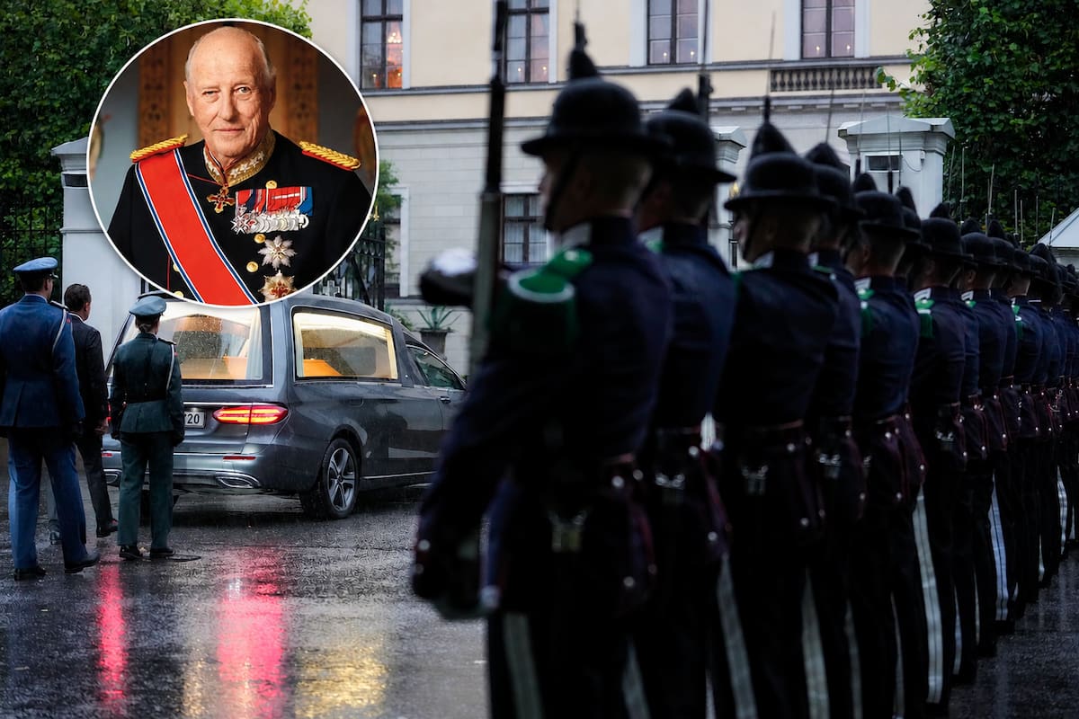 El féretro del rey Harald V, fallecido a los 89 años, llegó al Palacio Real de Oslo, donde permanecerá en la capilla para que los ciudadanos puedan despedirse del monarca.
