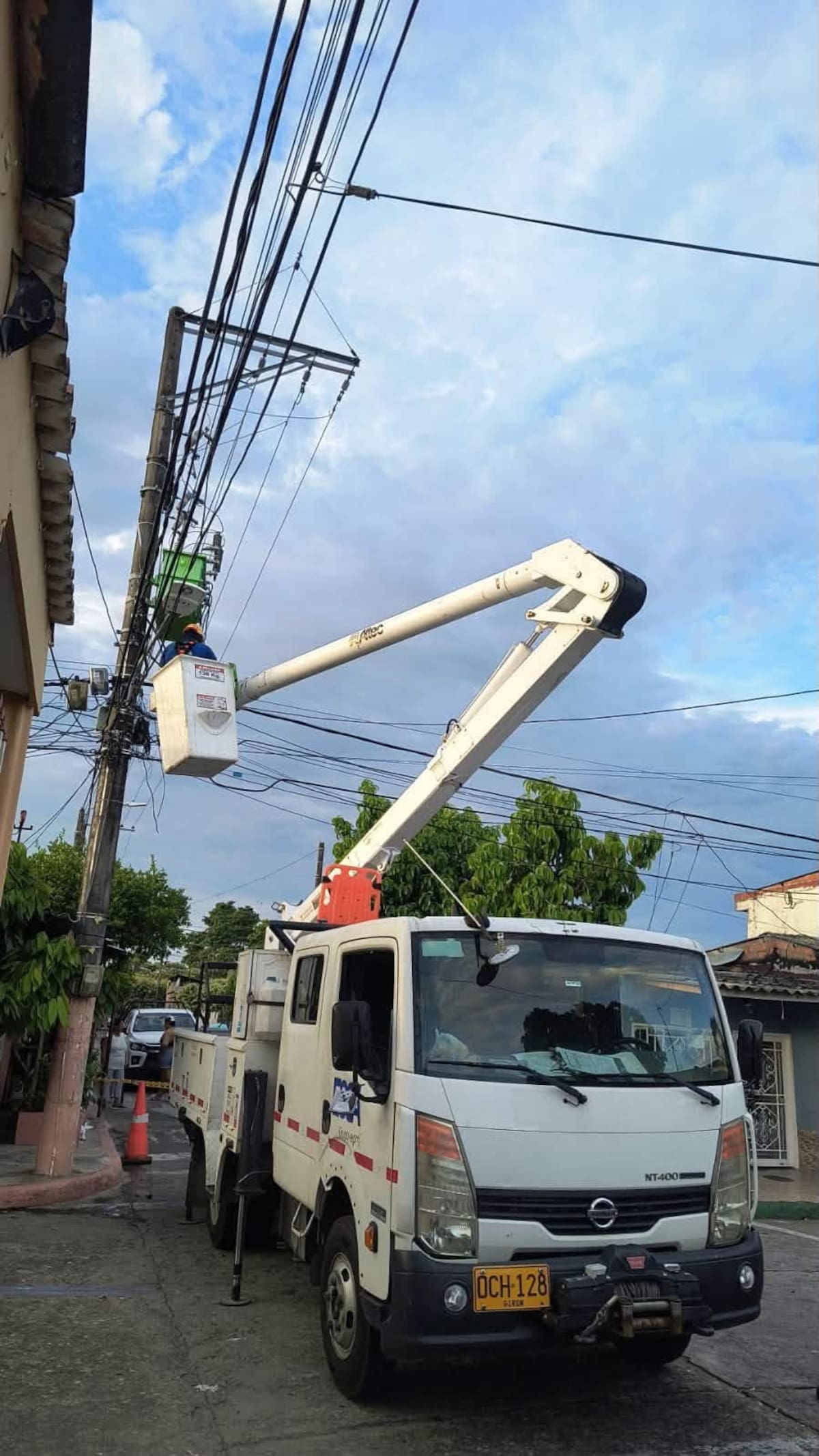 En medio de las altas temperaturas que se registran en Barrancabermeja, comunidades han reportado constantes fallas en el servicio de energía eléctrica.