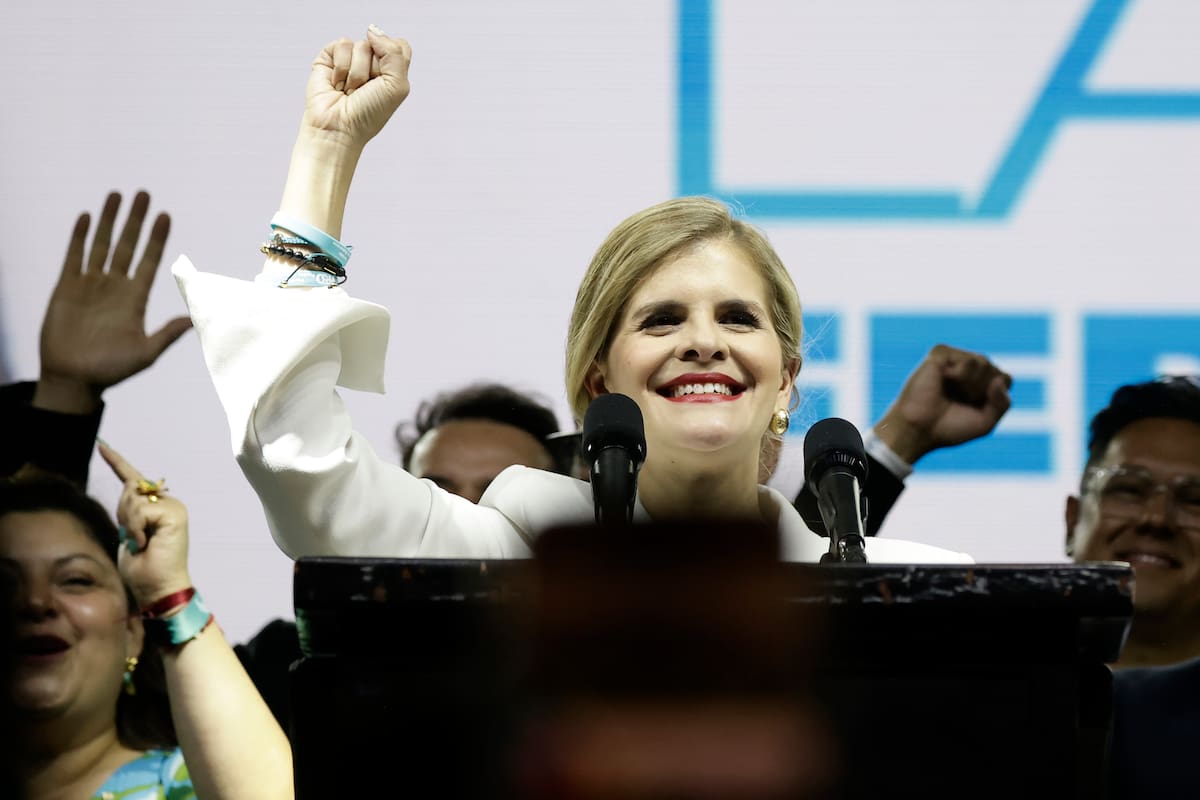 La candidata derechista del Partido Pueblo Soberano Laura Fernández celebra este domingo, en San José (Costa Rica). EFE/ Jeffrey Arguedas