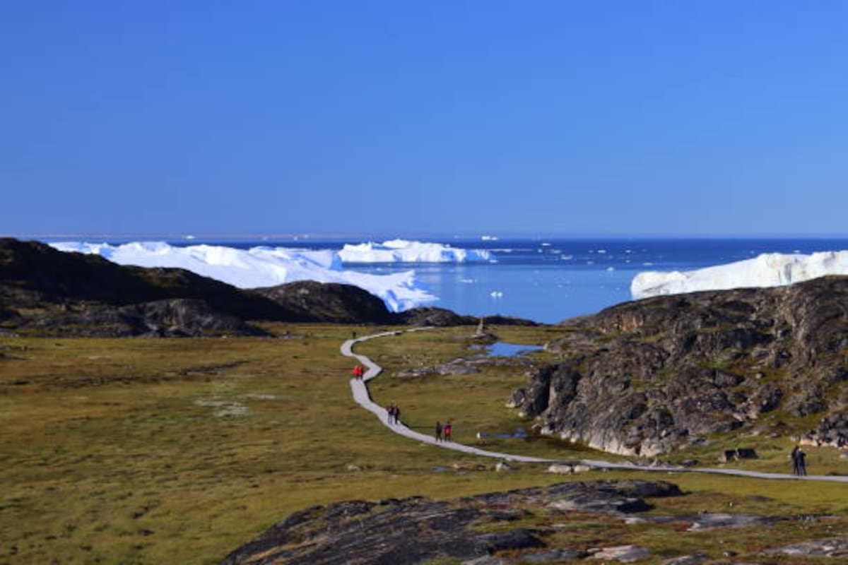 Un masivo iceberg volcó con fuerza frente a las costas de Ilulissat, Groenlandia, entre una fuerte marejada y una densa bruma de agua.