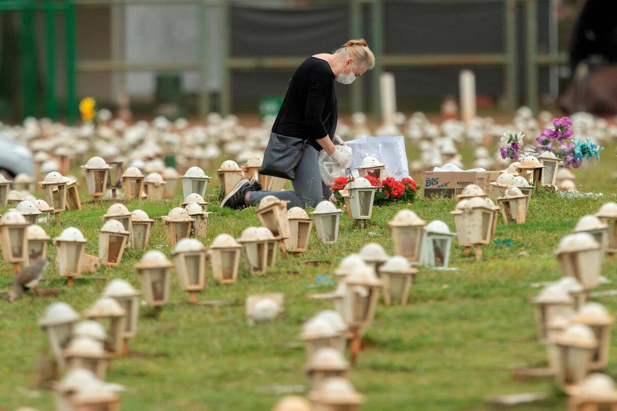 Una mujer visita la tumba de un familiar muerto por COVID-19 en Brasil, país que supera los 16 millones de casos y roza las 450.000 muertes por la pandemia. EFE/VANGUARDIA