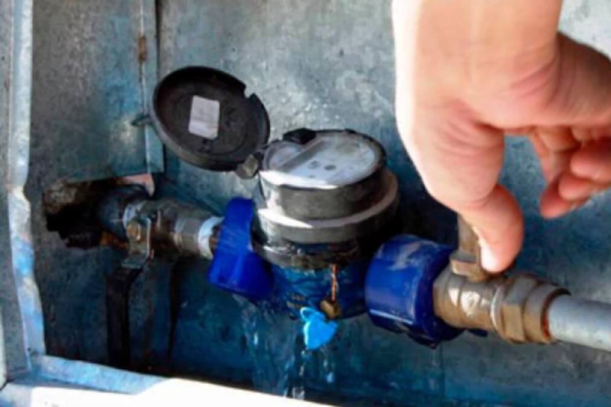 Este procedimiento de cambio de medidor del Acueducto Metropolitano de Bucaramanga tiene un costo cercano a los $400.000. (Foto: archivo / VANGUARDIA)