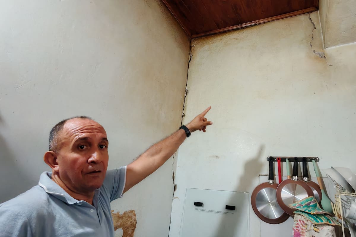 Este es el tipo de fisuras que se extienden en las viviendas de Bosquecitos, Girón. Desde la Defensoría del Pueblo Regional Santander se indicó que los giros faltantes se entregarían al cierre de la tarde de este jueves. (Fotos: Marco Valencia / VANGUARDIA)