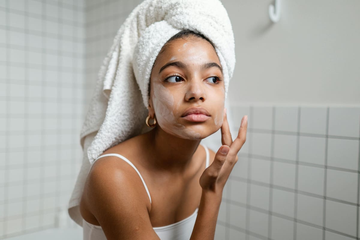 Una rutina constante de hidratación, especialmente después del baño, puede ayudar a mantener la piel protegida y reducir la sensación de resequedad. | Foto: Pexels