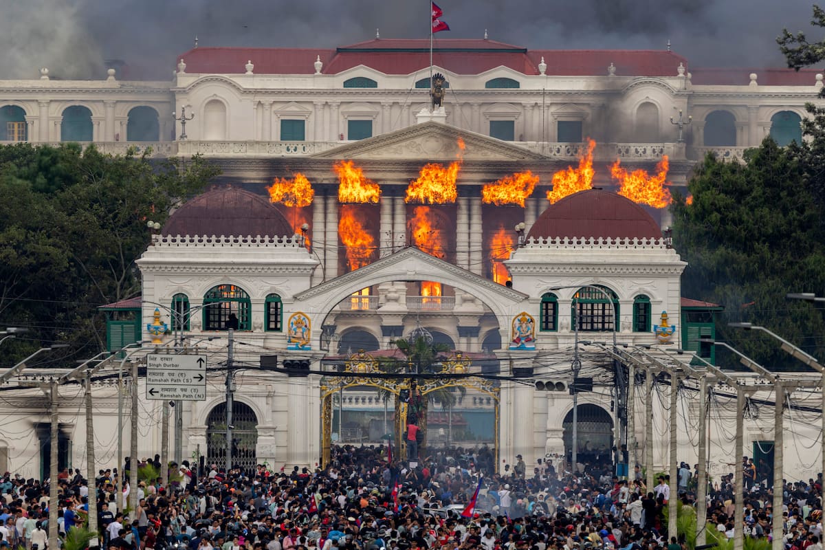 El Parlamento de Nepal en Katmandú fue incendiado, obligando a los ministros a huir en helicópteros.