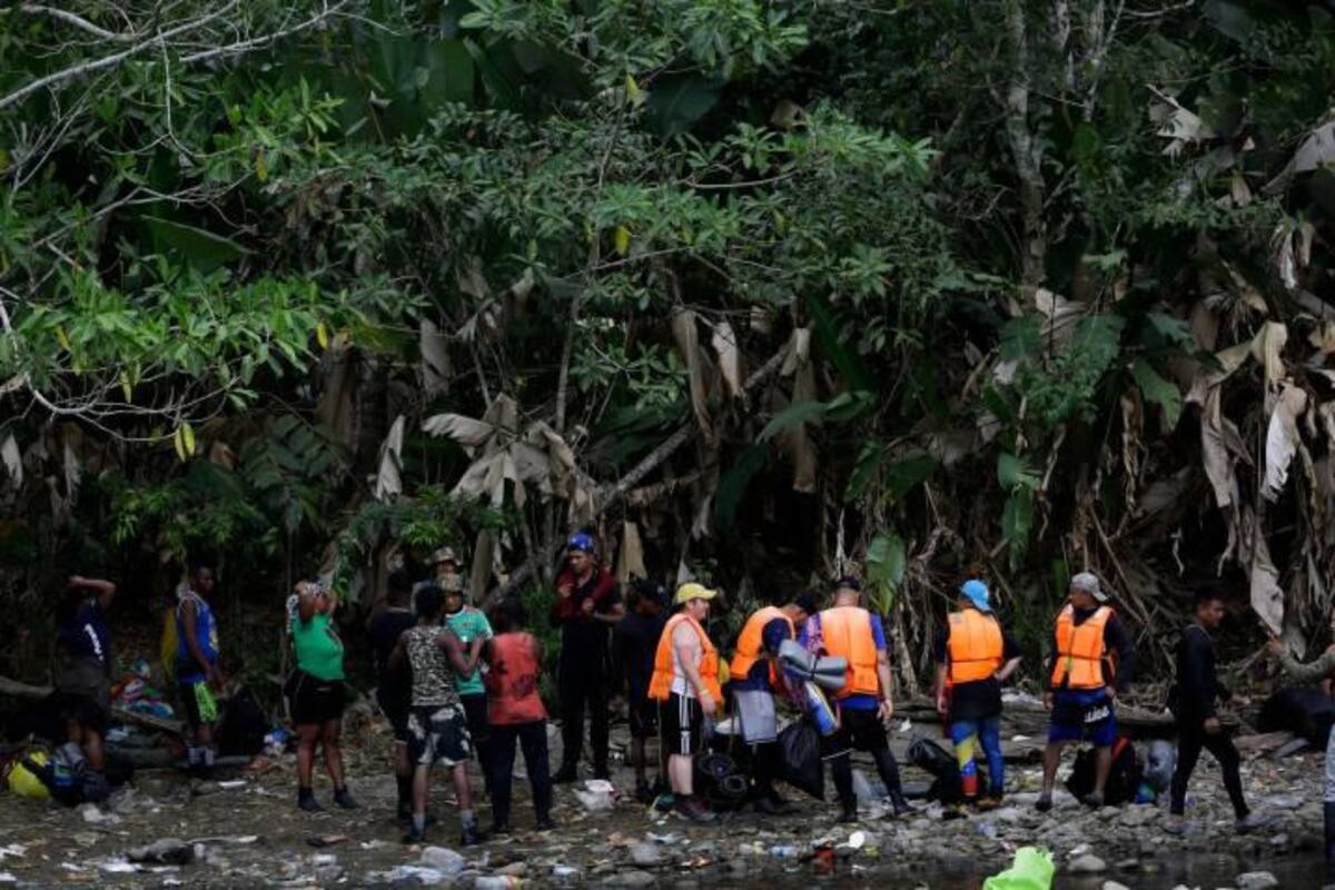 El gobierno panameño está de visita en la zona y anunció medidas para atajar creciente número de migrantes.