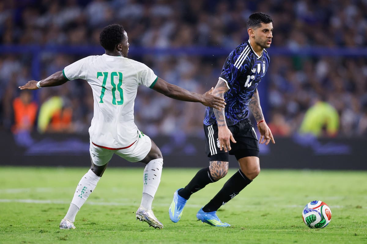 Fotografía de Juan Ignacio Roncoroni, en la que puede verse en una imagen de archivo del pasado 27 de marzo al internacional argentino Cristian Romero (d), durante un partido con su selección. EFE