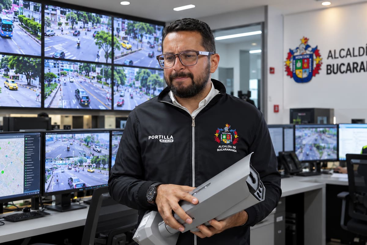 Una inversión cercana a los $10.000 millones financiará nuevas cámaras de seguridad en Bucaramanga. El proyecto contempla lectura automática de placas, reconocimiento facial y recuperación de equipos fuera de servicio informó Cristian Fernando Portilla Pérez alcalde de Bucaramanga. Foto captura de pantalla de video y editada con IA.