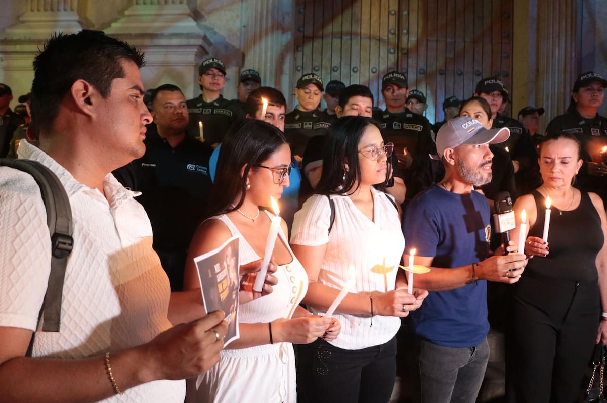 Amigos y familiares participan en una velatón en homenaje al periodista colombiano Cristian Herrera asesinado este sábado, en Cúcuta (Colombia). La Oficina en Colombia del Alto Comisionado de Naciones Unidas para los Derechos Humanos, la Fundación para la Libertad de Prensa (FLIP) y otras organizaciones condenaron el asesinato Herrera. EFE/ Mario Caicedo