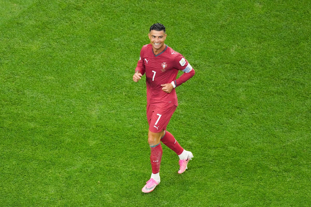 Cristiano Ronaldo sonríe en medio del partido entre Portugal y España del Mundial 2026. // Foto: EFE/ Kenneth Fernández.