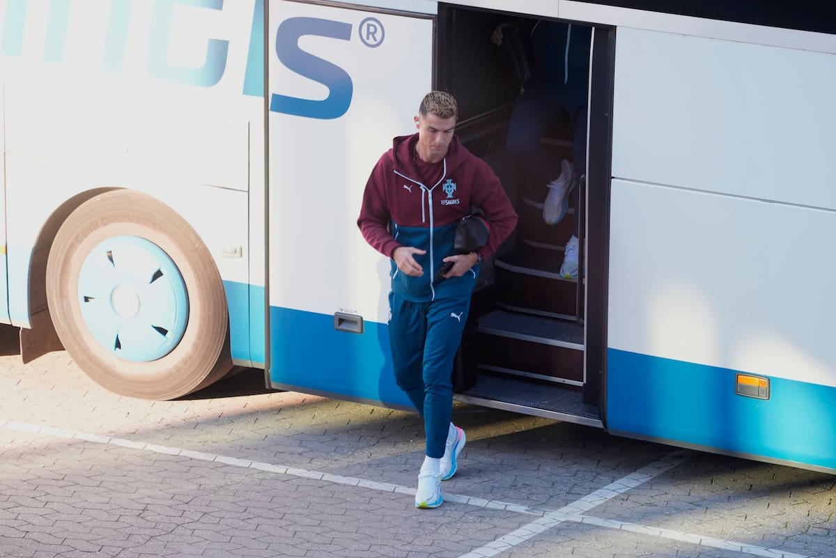 FOTODELDÍA -COPENHAGE (DINAMARCA), 30/09/2026.- El delantero de la selección de Portugal Cristiano Ronaldo llega a la sesión de entrenamiento en el estadio Parken de Copenhage, donde mañana se enfrentan Portugal y Dinamarca en partido de la Liga de Naciones.- EFE/Liselotte Sabroe DENMARK OUT